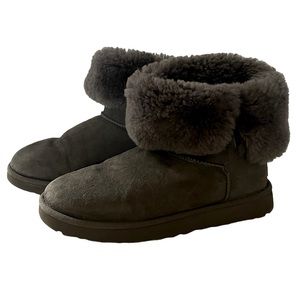 Ugg Women's Short Gray Boots With Button Trim.
Good Condition. Size 9